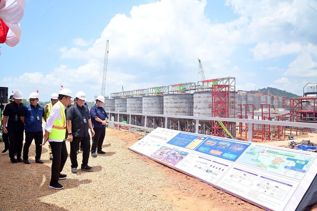 Presiden Joko Widodo meninjau pembangunan Smelter Grade Allumina Refinery, Rabu (20/3/2024). Smelter ini akan mengolah bauksit setelah smelter rampung Juni ini.
