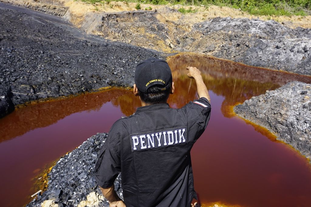 Penyidik Pegawai Negeri Sipil Balai Wilayah Sungai Kalimantan III Sudaryanto tengah meninjau lubang tambang akibat aktivitas tambang ilegal yang masuk kawasan konservasi Waduk Samboja di Kecamatan Samboja, Kalimantan Timur, 21 Oktober 2019.