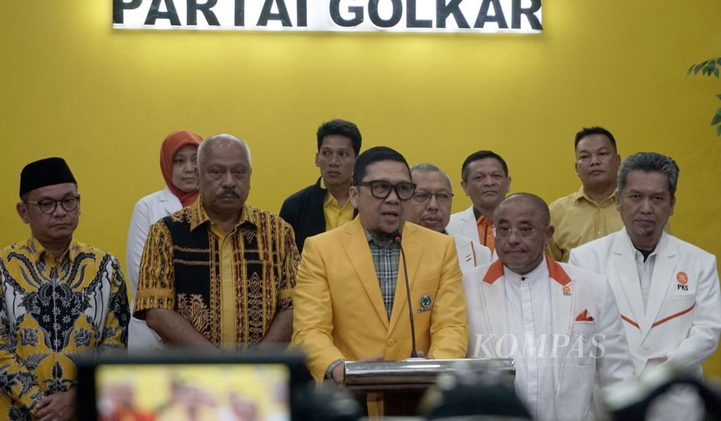 Sekretaris Jenderal Partai Keadilan Sejahtera Aboe Bakar Alhabsyi (kedua dari kanan) dan Wakil Ketua Umum Partai Golkar Ahmad Doli Kurnia Tandjung (ketiga dari kiri) menggelar konferensi pers setelah pertemuan antar-pimpinan kedua partai tersebut di kantor DPP Golkar, Jakarta, Selasa (7/2/2023). 