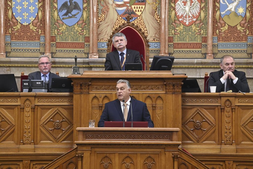 Perdana Menteri Hongaria Viktor Orban berpidato pada pembukaan masa sidang musim dingin di Budapest, Hongaria, Senin (26/9/2022). Tepat belakang Orban adalah Ketua Parlemen Hongaria Laszlo Kover.
