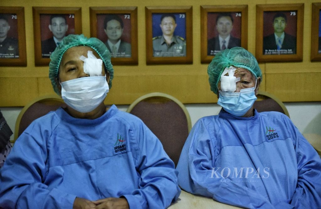 Pasien setelah menjalani operasi katarak di RSUP dr Mohammad Hoesin, Kota Palembang, Sumatera Selatan, Jumat (24/11/2023). 
