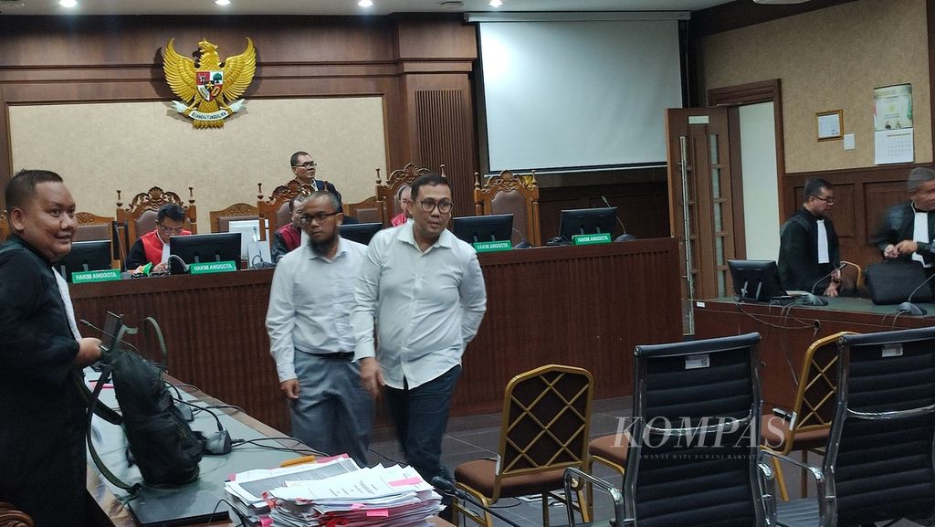 Dua pegawai Direktorat Jenderal Pajak Kementerian Keuangan, Yulmanizar dan Febrian, didakwa menerima suap dan gratifikasi di Pengadilan Tindak Pidana Korupsi Jakarta, Kamis (25/1/2024).