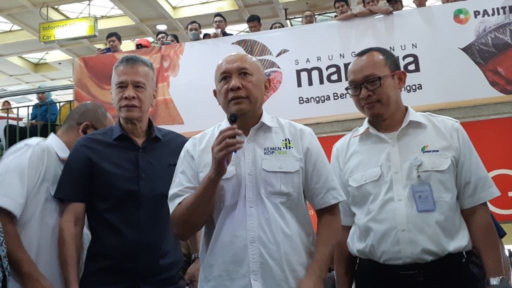 Menteri Koperasi dan Usaha Kecil Menengah Teten Masduki (tengah) menyampaikan konferensi pers seusai melakukan inspeksi dadakan di Pasar Blok A Tanah Abang, Jakarta Pusat, Selasa (19/9/2023). Inspeksi diadakan untuk mengecek penurunan okupansi pasar dan penjualan pedagang yang masih terus dikeluhkan hingga saat ini.
