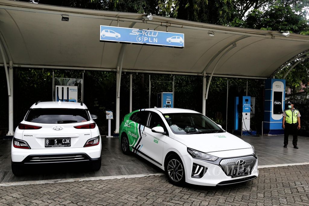 Warga mengisi daya mobil listrik di stasiun pengisian kendaraan listrik umum (SPKLU) di halaman Kantor PLN Distribusi Jakarta Raya, Jakarta, Senin (22/11/2021). Saat ini PLN telah memiliki 47 unit SPKLU yang beroperasi dan hingga akhir tahun akan ada 67 SPKLU yang beroperasi. 