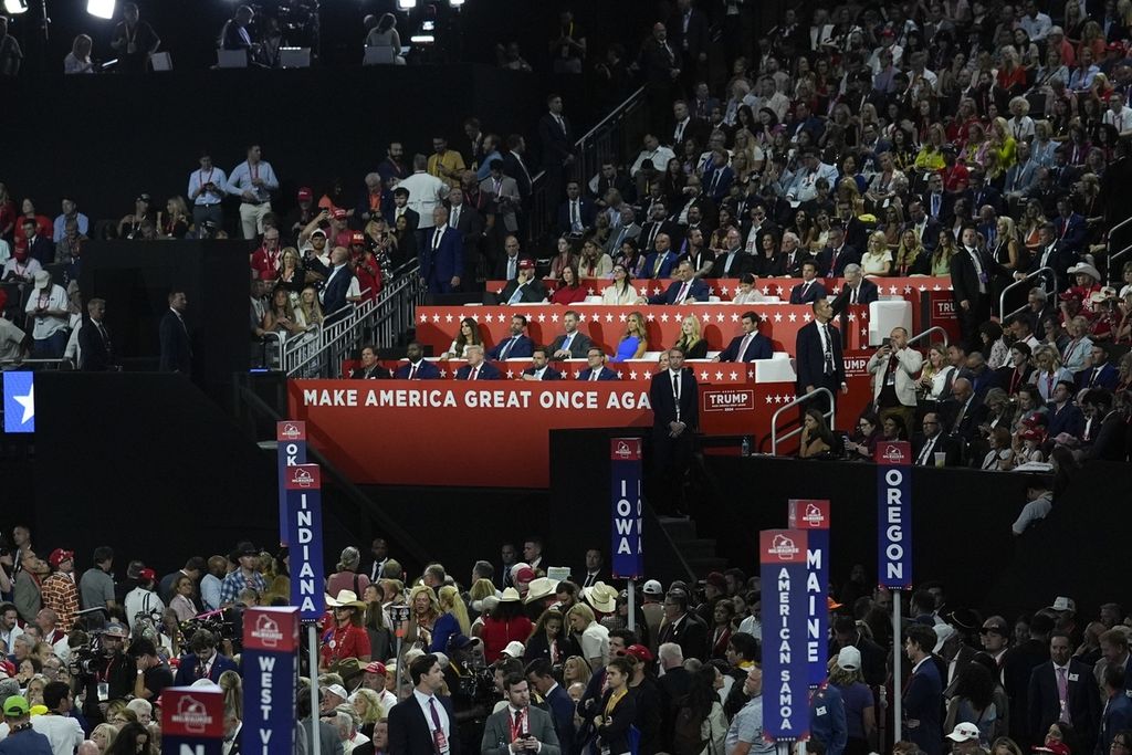 Kandidat presiden dari Partai Republik, mantan Presiden Donald Trump, menonton Konvensi Nasional Partai Republik, Senin (15/7/2024), di Milwaukee, Amerika Serikat. 