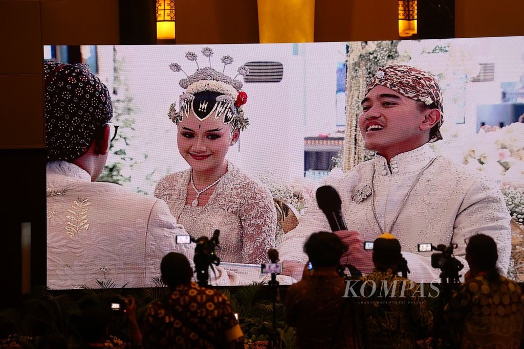 Upacara akad nikah Kaesang Pangarep dengan Erina Gudono disiarkan secara langsung di <i>media center</i> acara tersebut di Hotel Royal Ambarrukmo, Kabupaten Sleman, Daerah Istimewa Yogyakarta, Sabtu (10/12/2022).