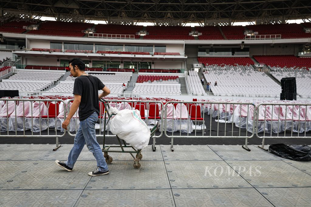 Panitia mengangkut barang di Stadion Utama Gelora Bung Karno (GBK), Jakarta, Selasa (3/9/2024). Persiapan Stadion Utama GBK jelang misa akbar yang dipimpin Paus Fransiskus sudah hampir 100 persen. Sejumlah panitia juga telah melakukan gladi resik rangkaian misa yang akan digelar pada Kamis (5/9/2024).