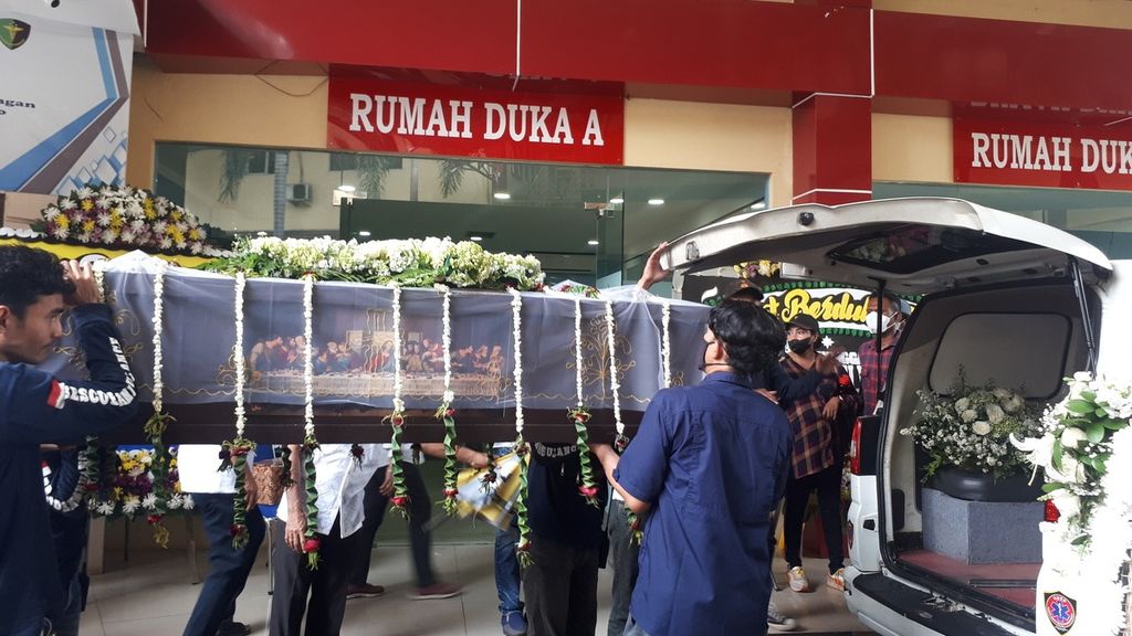 Peti jenazah Angela Hindriarti, korban mutilasi, dimasukkan ke ambulans di Rumah Sakit Polri Kramatjati, Kramatjati, Jakarta Timur, Kamis (12/1/2023).