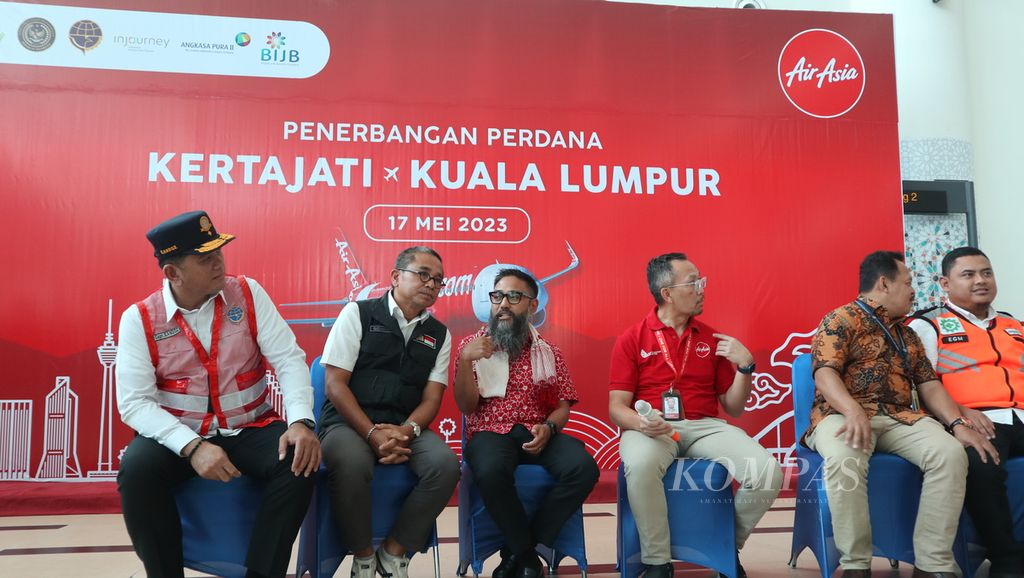 CEO AirAsia Malaysia Riad Asmat (ketiga dari kiri) saat menggelar konferensi pers dalam acara penerbangan perdana rute Kertajati-Kuala Lumpur di Bandara Internasional Jawa Barat Kertajati di Kabupaten Majalengka, Rabu (17/5/2023).