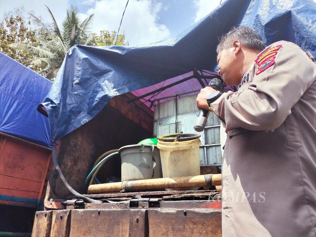 Kapolres Temanggung Ajun Komisaris Besar Agus Puryadi menunjukkan isi muatan bak truk yang dibawa tersangka saat akan melakukan aktivitas pembelian biosolar di SPBU, Kamis (1/9/2022).