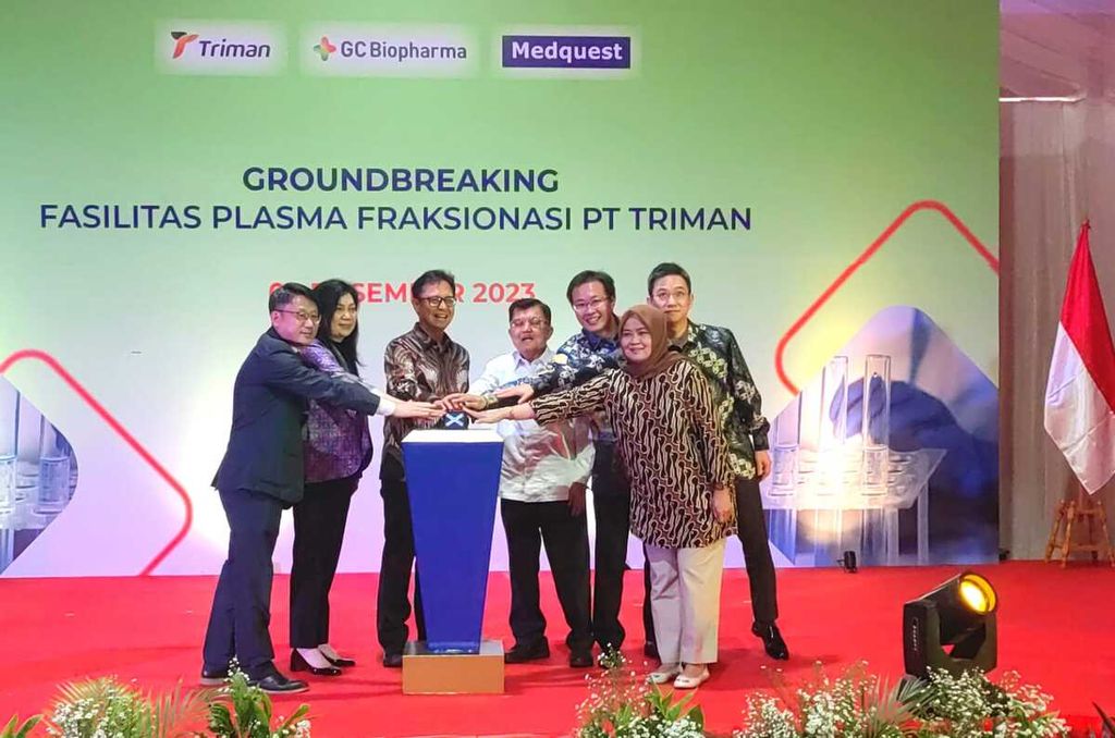 Ketua Umum Palang Merah Indonesia (PMI) Jusuf Kalla menghadiri acara <i>groundbreaking</i> fasilitas plasma fraksionasi pertama di Indonesia yang berlokasi di Kawasan Industri Jababeka, Cikarang, Jawa Barat, Selasa (5/12/2023). 