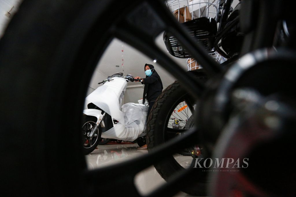 Pramuniaga mempersiapkan sepeda motor listrik produksi dalam negeri merek Selis di dealer resminya di Kota Tangerang, Banten, Senin (12/12/2022). Selain untuk meningkatkan daya beli masyarakat, subsidi bagi kendaraan listrik diberikan sebagai upaya mempercepat transisi energi berbasis listrik.