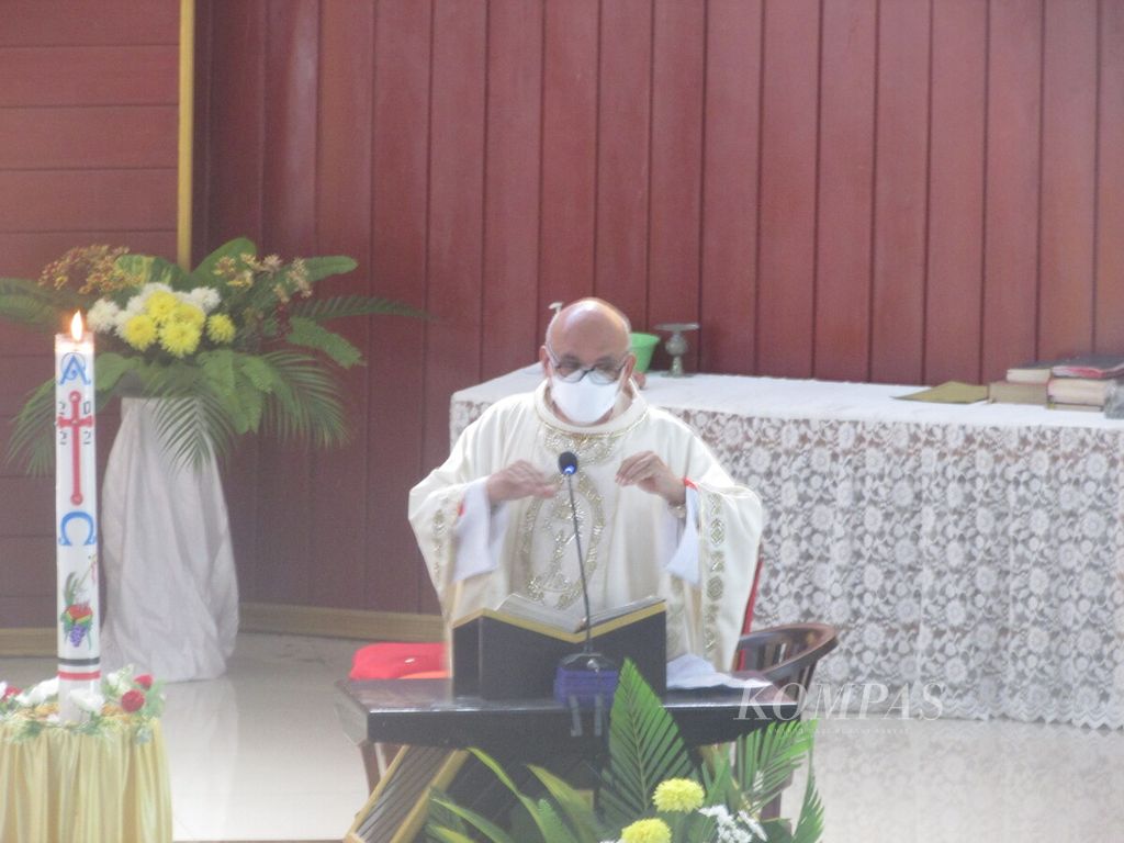Pastor Fransisco Siku MSC dari Biara Claretian Kupang berkhotbah di Gereja Penfui Kupang, Minggu (17/4/2022).