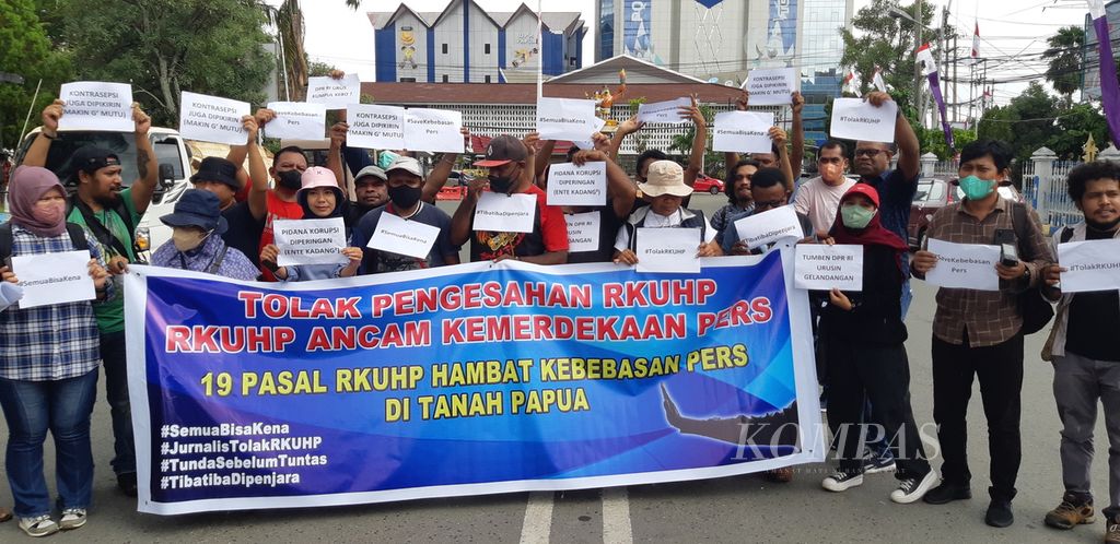 Para jurnalis menggelar aksi unjuk rasa tolak pengesahan Rancangan Undang-Undang Kitab Hukum Undang-Undang Pidana di Taman Imbi Jayapura, Papua, Senin (5/12/2022).