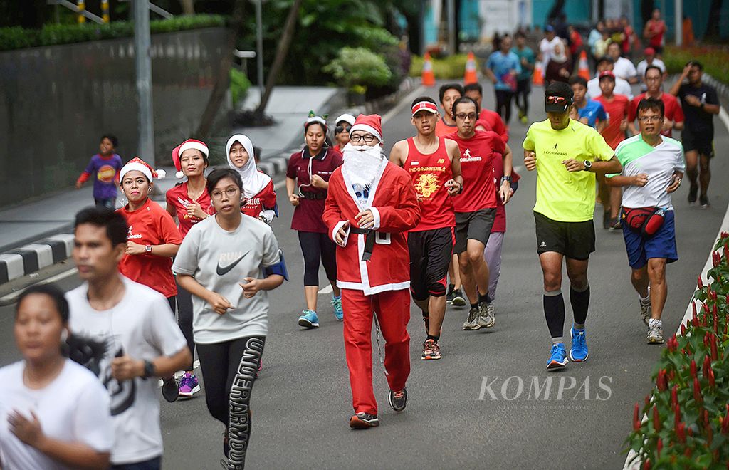 Anggota komunitas lari Indorunners mengikuti kegiatan Santa Run guna memperingati hari raya Natal di Kawasan SCBD, di Jakarta, Minggu (25/12/2016). 