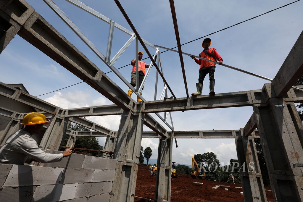 Pekerja merampungkan pembangunan konstruksi modul rumah tahan gempa dengan teknologi panel struktur RISHA (rumah instan sederhana sehat) di Desa Sirnagalih, Kecamatan Cilaku, Kabupaten Cianjur, Jawa Barat, Senin (5/12/2022). 