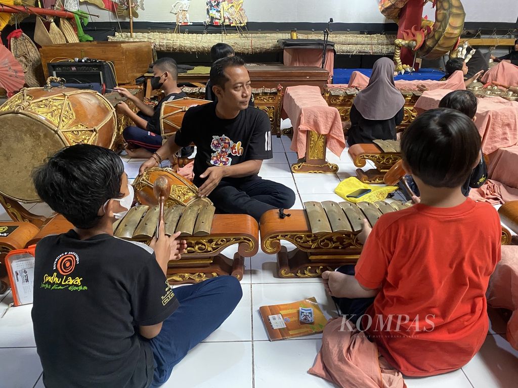 Dhananjaya Gesit Widiharto mengajarkan karawitan kepada anak-anak di sanggar Sindhu Laras Bocah, Kelurahan Kedungmundu, Kecamatan Tembalang, Kota Semarang, Jawa Tengah Minggu (10/3/2024) petang.