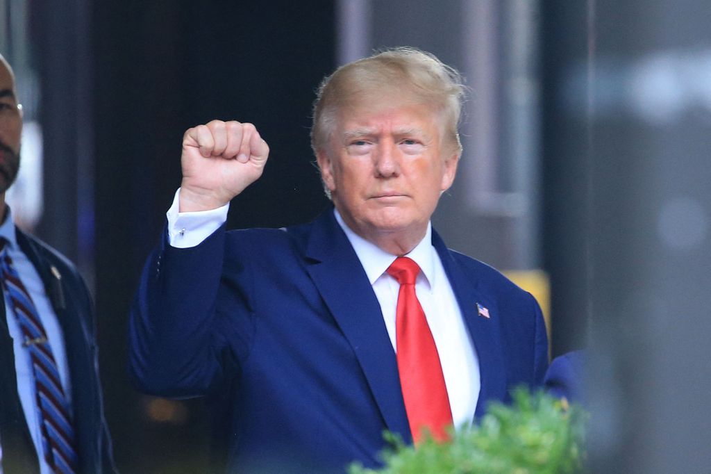 Mantan Presiden AS Donald Trump mengepalkan tangan saat berjalan menuju kendaraannya di luar Trump Tower di New York City, AS, Rabu (10/8/2022). 
