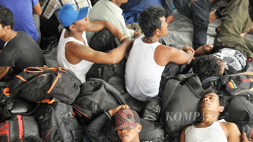 Sejumlah 242 anak buah kapal (ABK) asal Myanmar dan Kamboja di PT Pusaka Benjina Resources, Kabupaten Kepulauan Aru, Maluku, diangkut dengan kapal feri ke Tual, Maluku, untuk proses pemulangan ke negara asal, Selasa (19/5/2015). Perusahaan perikanan itu ditengarai melakukan praktik perdagangan orang.