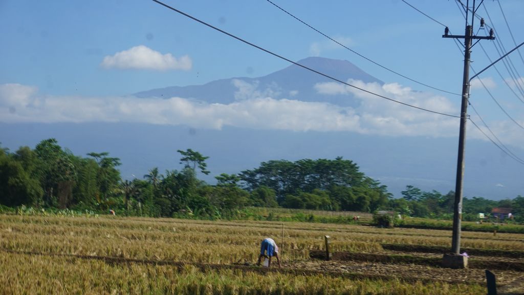 Gunung Slamet tampak mengembuskan asap putih pukul 06.00 hingga pukul 11.00, Jumat (6/9/2019). Tampak Gunung Slamet dari Banyumas, Jawa Tengah. Status waspada ditetapkan pada gunung dengan ketinggian 3.428 mdpl ini sejak 9 Agustus lalu.