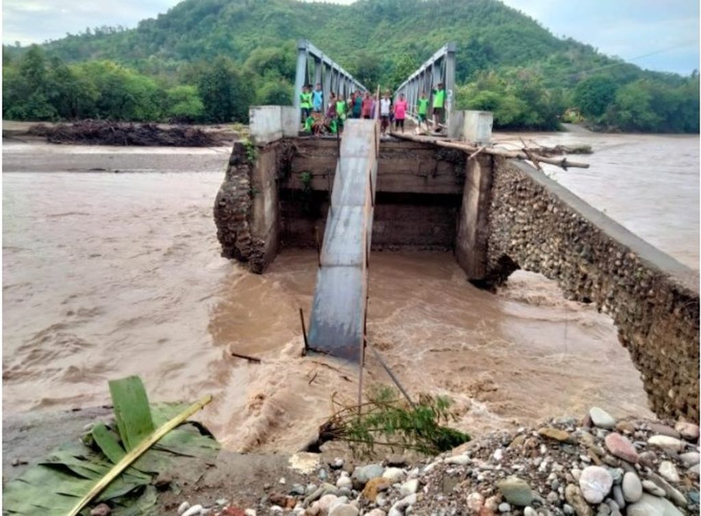 Kondisi Jembatan Kapsali yang putus akibat banjir akhir pekan lalu, di Kabupaten Kupang, NTT. Hingga Senin (6/2/2023), jembatan belum diperbaiki sehingga akses ke tiga kecamatan di Amfoang putus.
