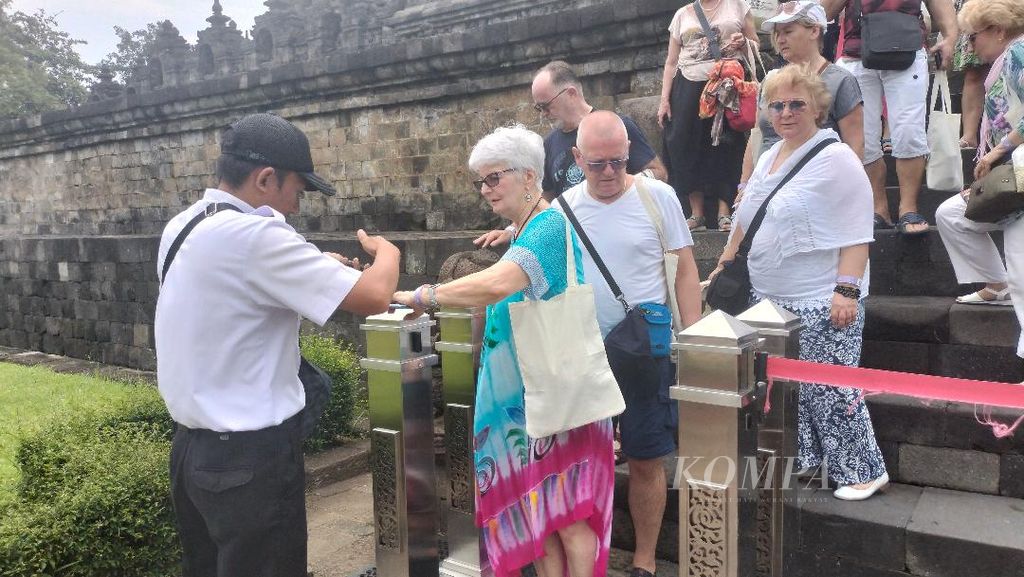 Salah seorang petugas melakukan pindai kode batang dari pengunjung yang telah selesai melakukan kunjungan ke bangunan Candi Borobudur, Kabupaten Magelang, Jawa Tengah, Rabu (22/3/2023).