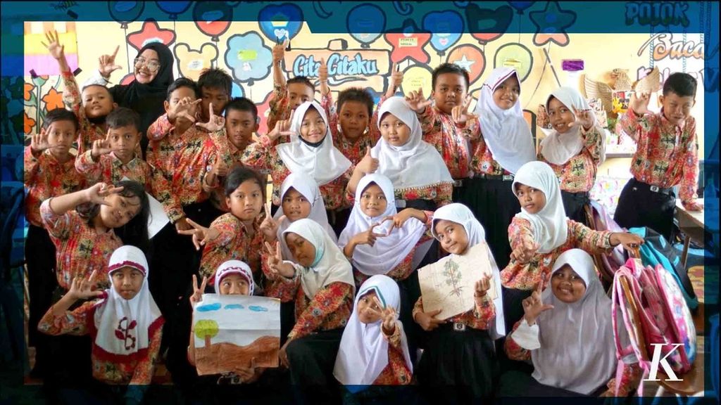 Beginilah suasana belajar-mengajar yang diampu Sarinah, guru kelas IV di SD Negeri 020 Sepaku, Penajam Paser Utara, Kalimantan Timur. Menggunakan musik rap yang ceria, ia merapalkan pertanyaan bak penyanyi rap kepada para siswa.
