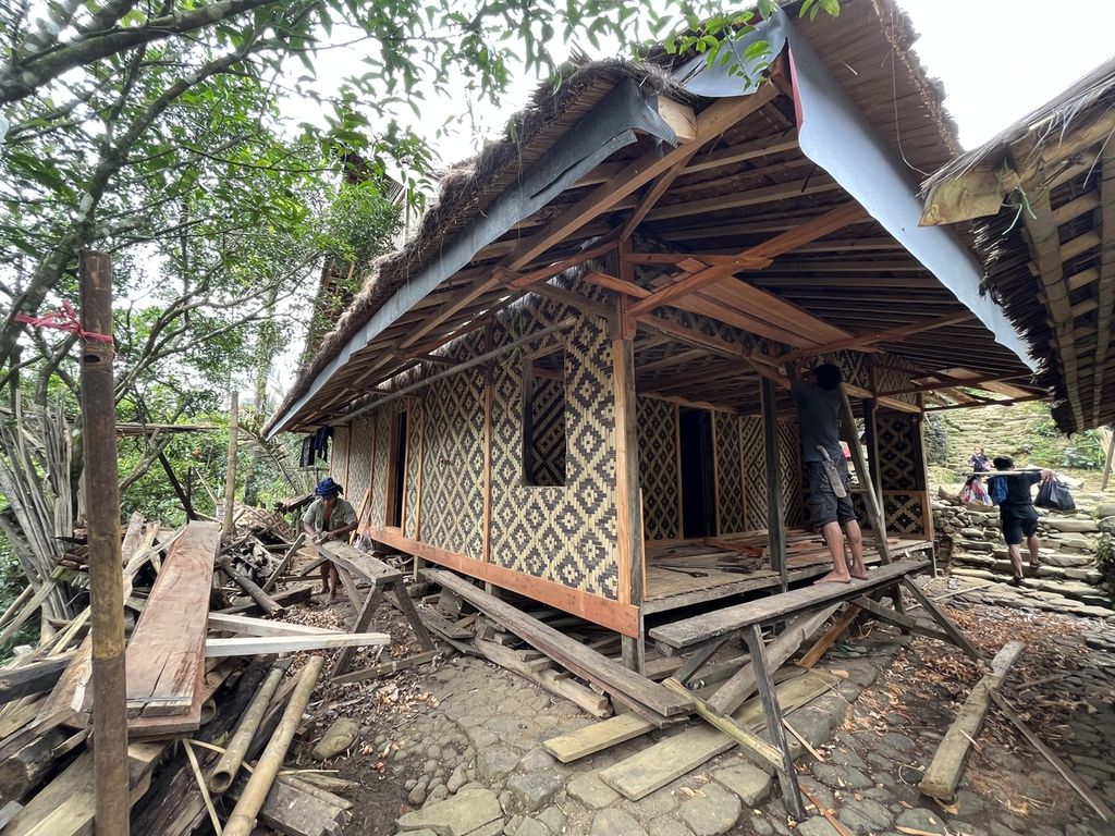 Warga Baduy Luar memperbaiki rumah mereka, 27 Oktober 2022. Mereka memakai bahan-bahan yang mudah didapatkan dari hutan, seperti bambu dan kayu, untuk membangun rumah. Proses pengerjaan juga dilakukan di sekitar rumah yang akan dibangun.