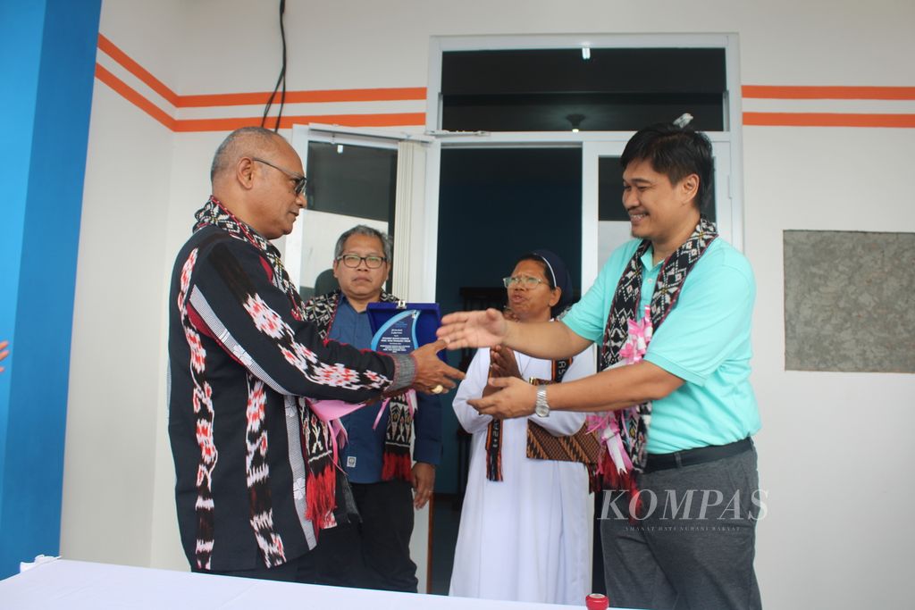 Ketua Yayasan Dana Kemanusiaan Kompas (DKK) Gesit Ariyanto memberikan cinderamata kepada Penjabat Bupati Lembata Paskalis Ola Tapo Bali dalam acara peresmian balai latihan kerja di Desa Pada, Kabupaten Lembata, Nusa Tenggara Timur pada Kamis (25/7/2024).