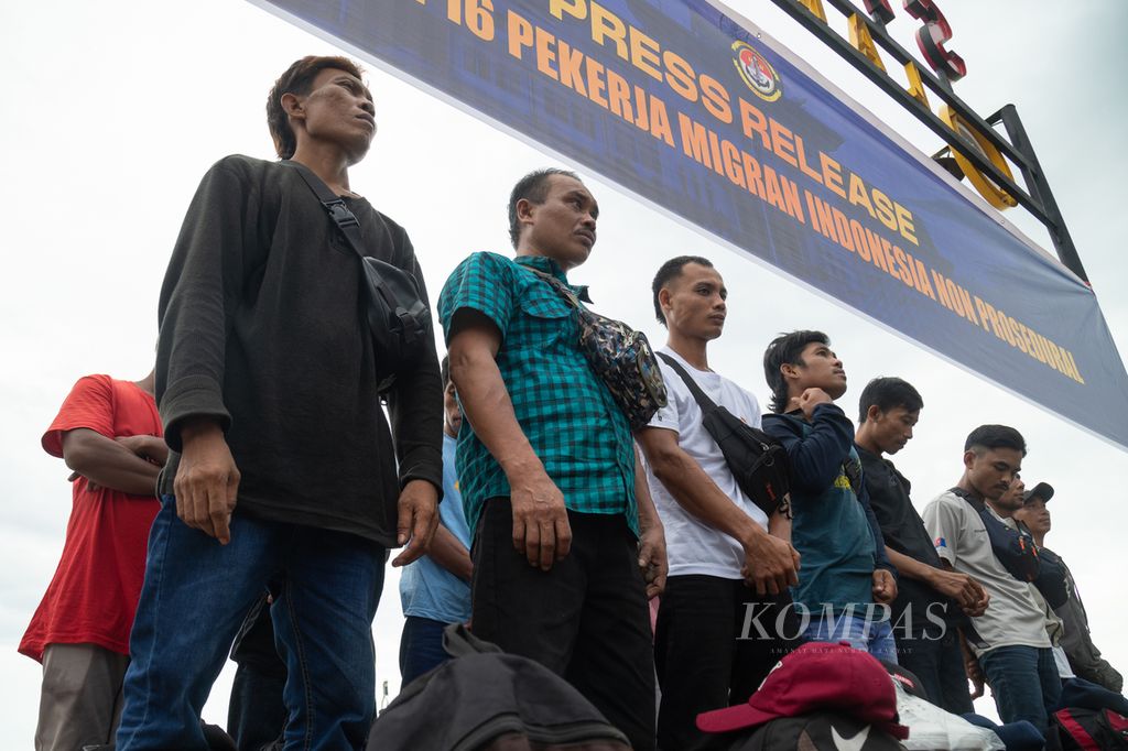 A total of 16 migrant workers who were abandoned on an uninhabited island were presented during a press conference at the headquarters of the Navy's Fourth Main Patrol Base in Batam, Riau Islands on Tuesday (16/5/2024).