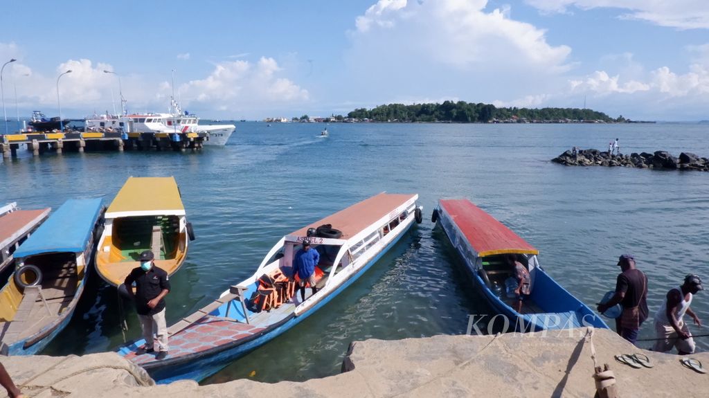 Suasana di sekitar Pelabuhan Taksi Air, Kota Sorong, Papua Barat, Selasa (14/5/2022) siang. Taksi air yang berupa perahu motor (mesin) itu menjadi sarana transportasi warga dari kota menuju Pulau Doom, Distrik Sorong Kepulauan, yang berjarak sekitar 1 kilometer. 