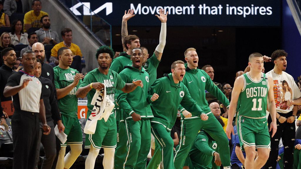 Kegembiraan anggota tim Boston Celtics saat pertandingan melawan tuan rumah, Golden State Warriors, pada laga pertama Final Bola Basket NBA di Chase Center, San Francisco, Jumat (3/6/2022) pagi WIB. Pada laga perdana ini Celtics menang 120-105. 