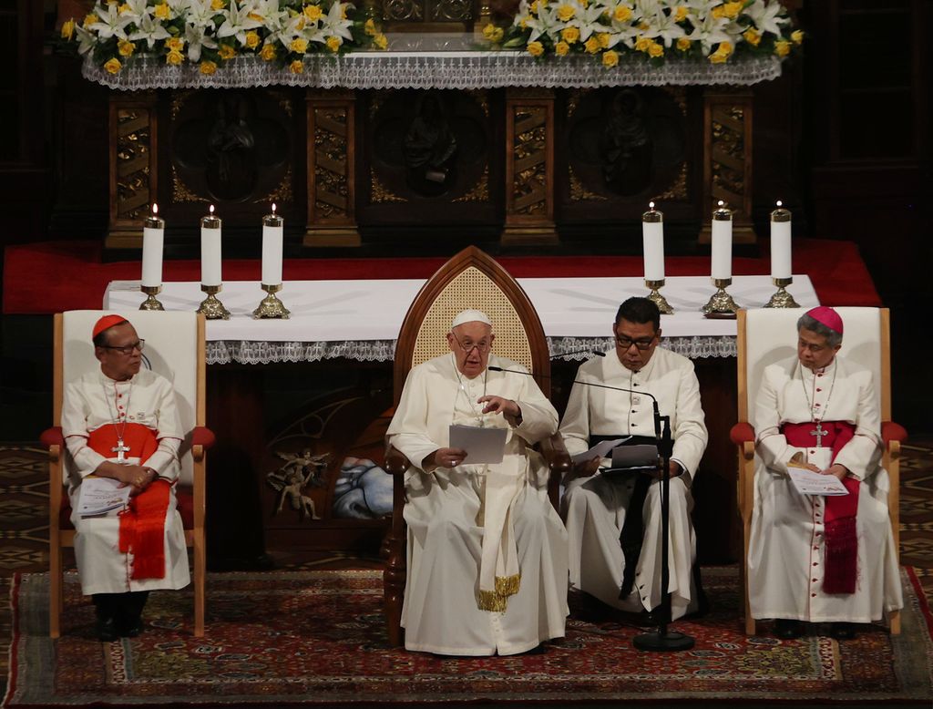 Paus Fransiskus didampingi Uskup Agung Jakarta Ignasius Kardinal Suharyo dan Ketua Konferensi Waligereja Indonesia Mgr Antonius Subianto Bunjamin saat melaksanakan audiensi di Gereja Katedral, Jakarta, Rabu (4/9/2024).