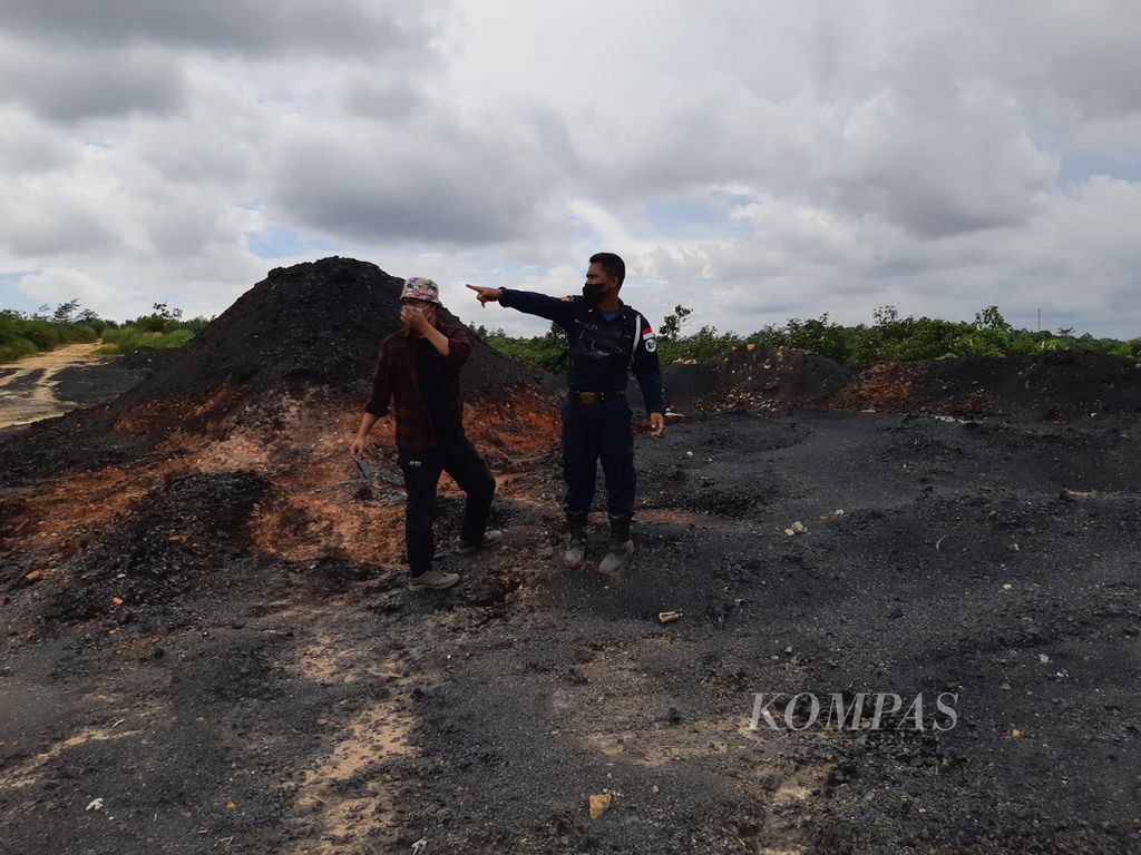 Tumpukan batubara ilegal di lahan milik Borneo Orangutan Survival Foundation, tempat rehabilitasi orangutan, di Kelurahan Amborawang Darat, Kecamatan Samboja Barat, Kutai Kartanegara, Kalimantan Timur, Selasa (6/5/2023).