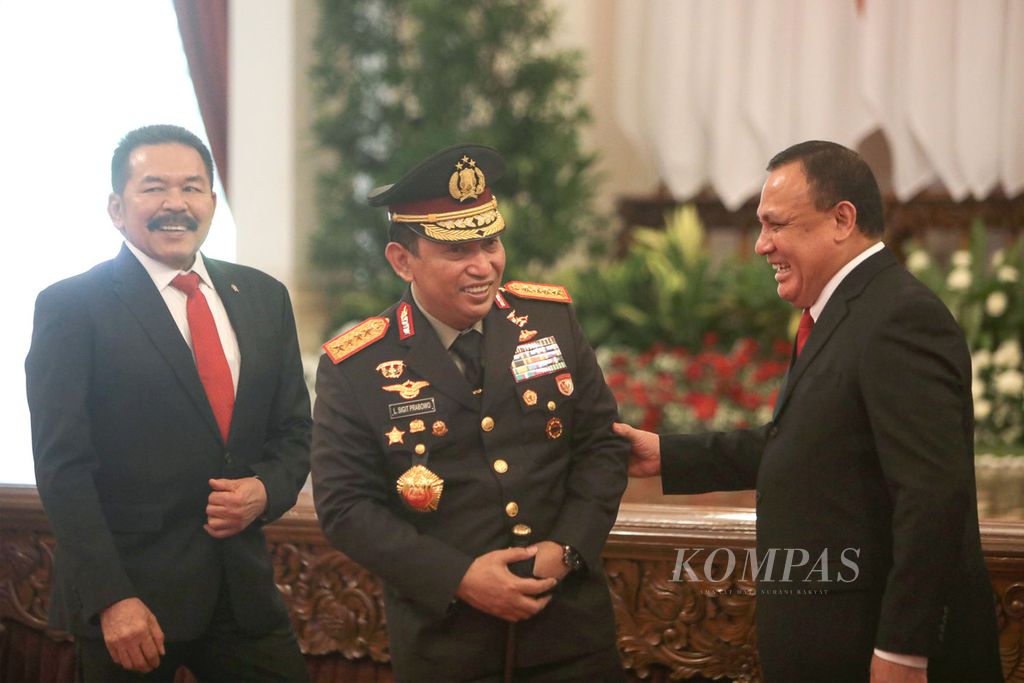The Attorney General Sanitiar Burhanuddin, Police Chief General (Pol) Listyo Sigit Prabowo, and Head of the Corruption Eradication Commission (KPK) Filri Bahuri (from left to right) conversed before attending the swearing-in ceremony of Johanis Tanak as Deputy Chairman and member of the KPK leadership position for the remaining term of 2019-2023 at the State Palace, Jakarta, on Friday (28/10/2022).