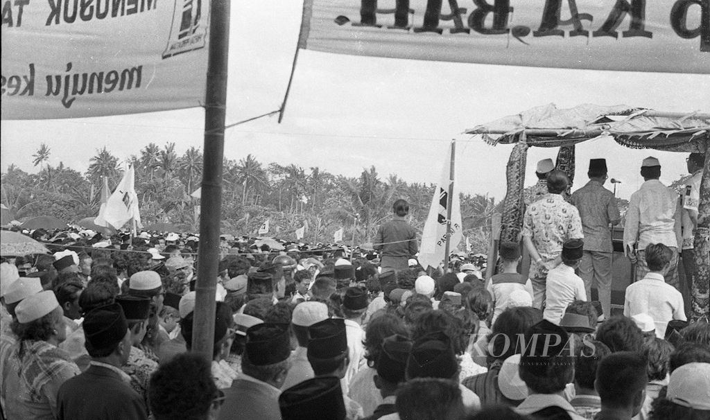 Di Kecamatan Kediri, Lombok Barat, PPP melakukan kampanye, Jumat siang (25/3/1977).