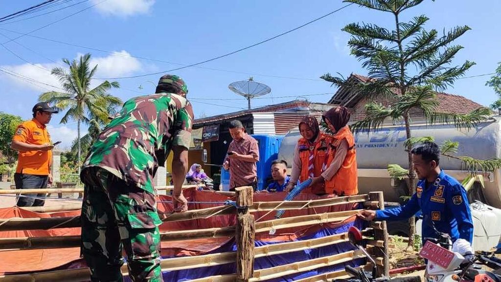 Pendistribusian air bersih di Desa Terbis, Kecamatan Panggul, Kabupaten Trenggalek, Jawa Timur, melibatkan Pramuka peduli penanggulangan bencana. Pada kemarau 2024 ini, Badan Penanggulangan Bencana Daerah Trenggalek mendapatkan permohonan bantuan air bersih maju 1,5 bulan dibanding tahun 2023.