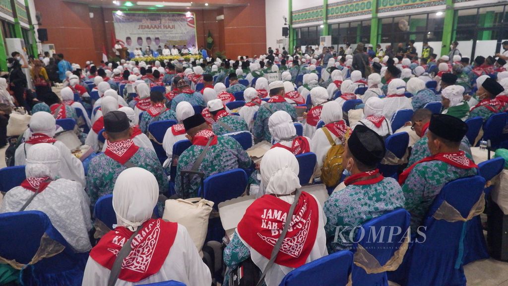 Calon jemaah haji embarkasi Banjarmasin mengikuti acara pelepasan di Aula Asrama Haji Embarkasi Banjarmasin di Banjarbaru, Kalimantan Selatan, Minggu (12/6/2022) malam. 