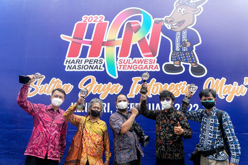 Wartawan Harian Kompas Andy Riza Hidayat (paling kiri) mewakili Harian Kompas menerima piala Anugerah Jurnalistik Adinegoro 2021 yang diserahkan dalam rangkaian Hari Pers Nasional (HPN) di Kendari, Sulawesi Tenggara, Rabu (9/2/2022). 