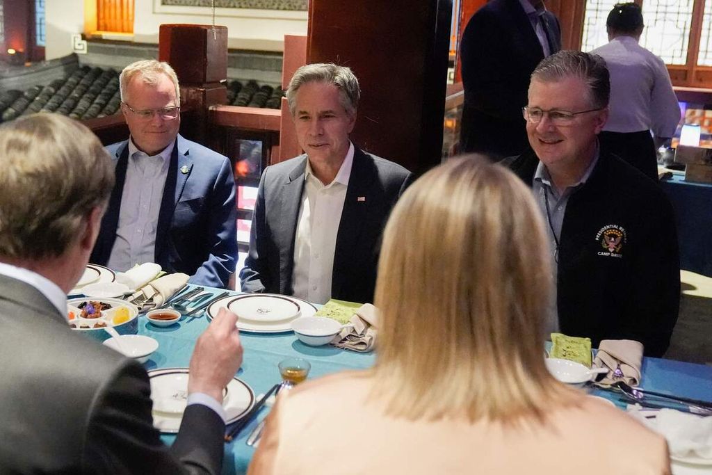 Menteri Luar Negeri Amerika Serikat Antony Blinken (tengah) makan bersama sejumlah diplomat AS di Shanghai, China, pada Rabu (24/4/2024).