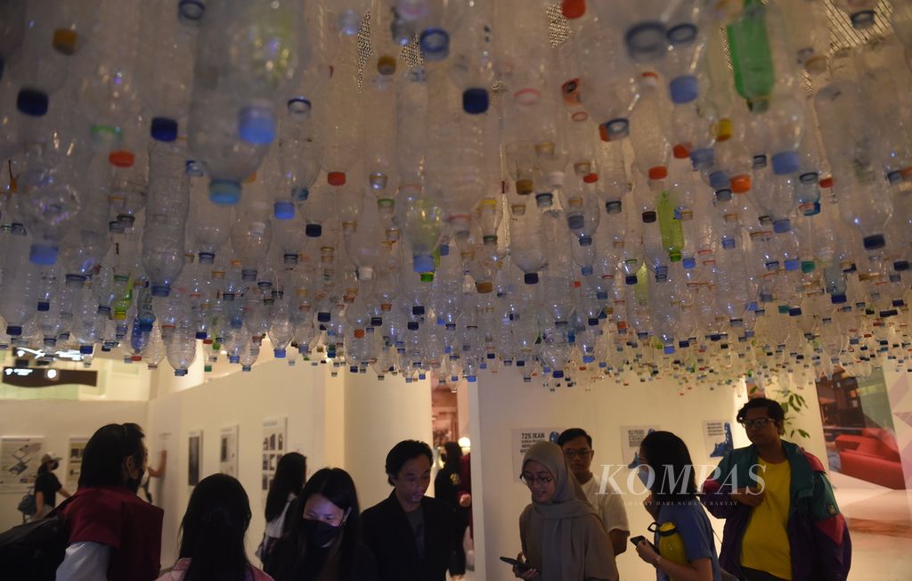 Instalasi susunan botol plastik dipamerkan di Stan Ecoton pada ArtXhibition di Ciputra World, Surabaya, Jatim, Jumat (5/5/2023).