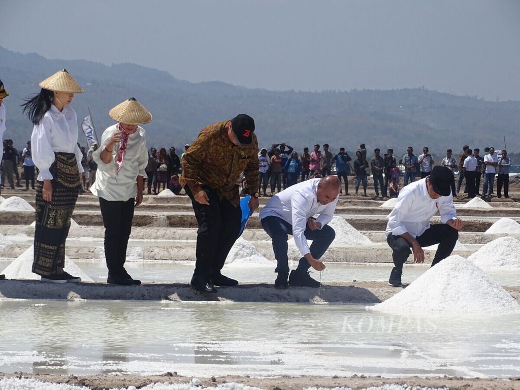 Presiden Joko Widodo mengamati garam di tambak garam Nunkurus, Kabupaten Kupang, Nusa Tenggara Timur.