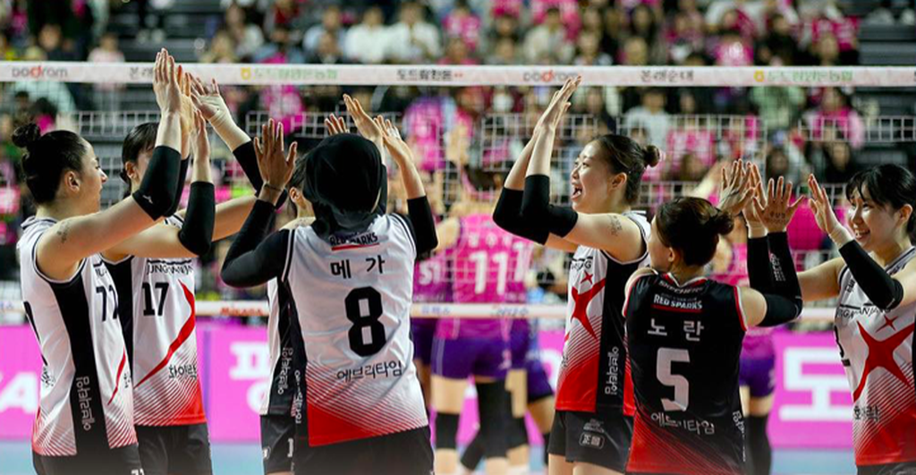 Megawati Hangestri dan Red Sparks kalah dari Heungkuk Life Insurance Pink Spiders dengan skor 1-3 (25-22, 13-25, 23-25, 23-25) pada babak <i>playoff</i>, Jumat (22/3/2024) sore WIB, di Incheon Samsan World Gymnasium.