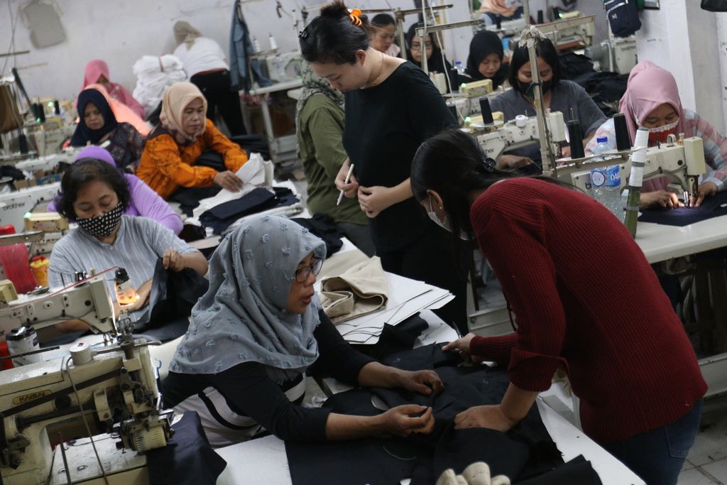 Aktivitas perempuan pekerja di salah satu tempat produksi pakaian di kawasan Perkampungan Industri Kecil Pulogadung, Jakarta Timur, Kamis (27/10/2022).  