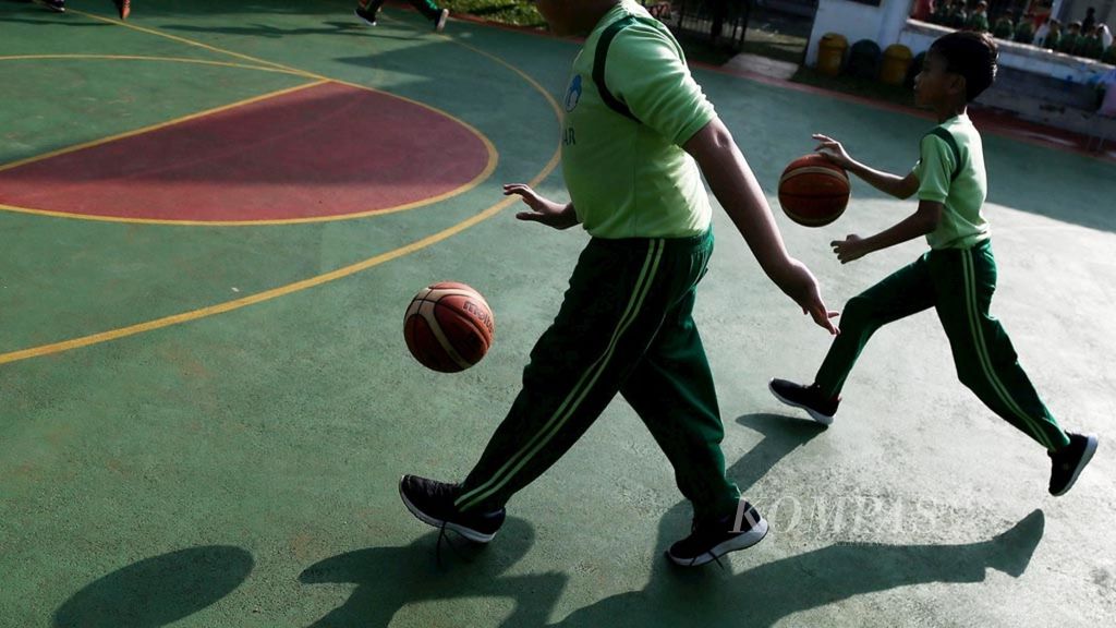 Siswa sebuah sekolah dasar di Tangerang Selatan, Banten, mengikuti mata pelajaran Pendidikan Jasmani Olahraga dan Kesehatan di lapangan sekolah, Kamis (24/1/2019). Olahraga merupakan salah satu kegiatan luar ruang di sekolah yang bisa mengontrol obesitas pada anak.