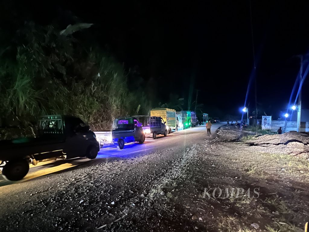 Kendaraan dari arah Makassar ke Sinjai mengantre menunggu giliran jalan, Kamis (17/11/2022). Buka tutup jalan diberlakukan pascalongsor di jalan poros Malino-Sinjai yang terjadi Rabu (16/11/2022) malam.