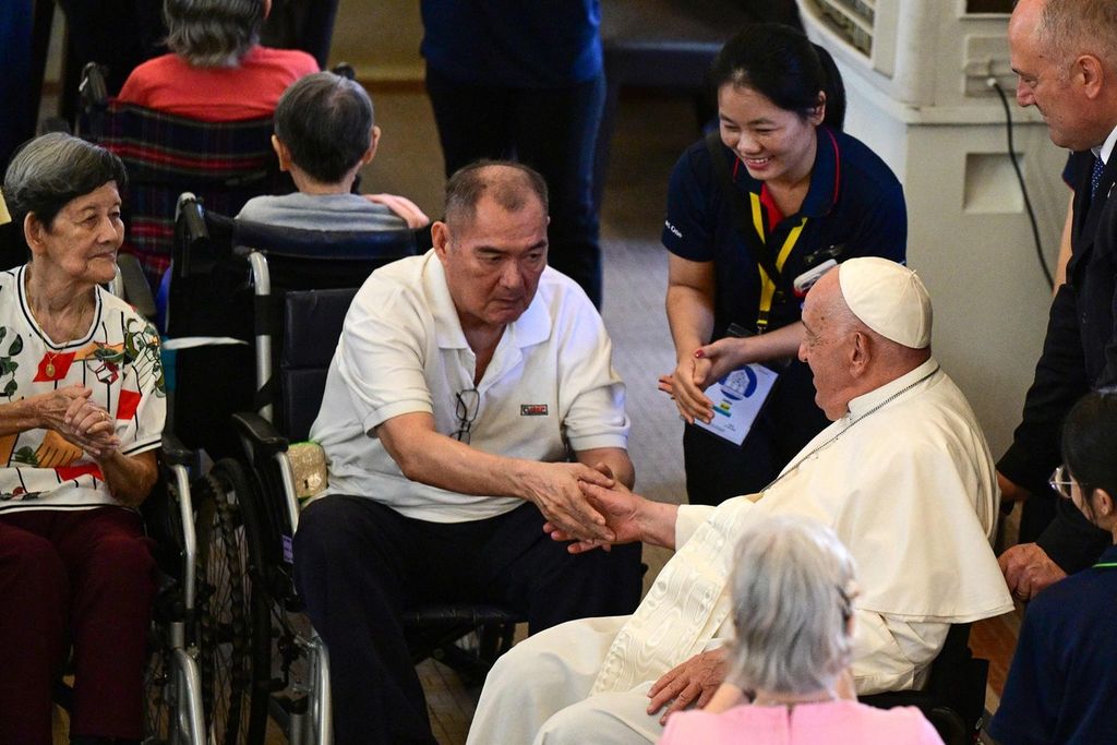 Paus Fransiskus berjumpa dengan kaum lansia di panti jompo Katolik, St Theresa, di Singapura, Jumat (13/9/2024). 