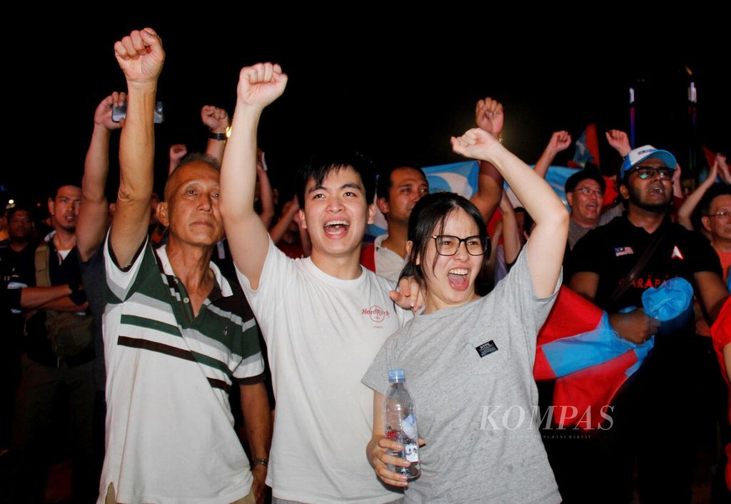 Pendukung Pakatan Harapan memadati lapangan Petaling Jata, Selangor, Rabu (9/5/2018) malam. Mereka merayakan kemenangan kelompok oposisi itu pada pemilu Malaysia 2018. 