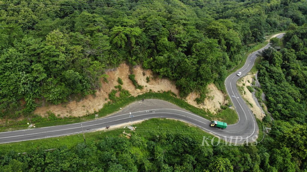 Jalan Trans-Flores yang berkelok di Kecamatan Sano Nggoang, Kabupaten Manggarai Barat, NTT, Minggu (30/12/2018). Jalan Trans-Flores menghubungkan Flores bagian barat (Labuan Bajo) dan Flores bagian timur (Larantuka) merupakan jalan penuh kelokan, naik turun sepanjang 664 kilometer.