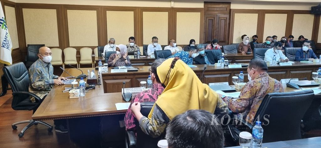 Menteri Koperasi dan UKM Teten Masduki (kiri) memimpin rapat koordinasi pelaksanaan “Peraturan Presiden 2 Tahun 2022 tentang Pengembangan Kewirausahaan Nasional” di Kantor Kementerian Koperasi dan UKM, Jakarta, Kamis (12/5/2022), 